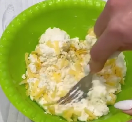 Міні-хачапурі з сиром: неймовірна смакота на сніданок за півгодини